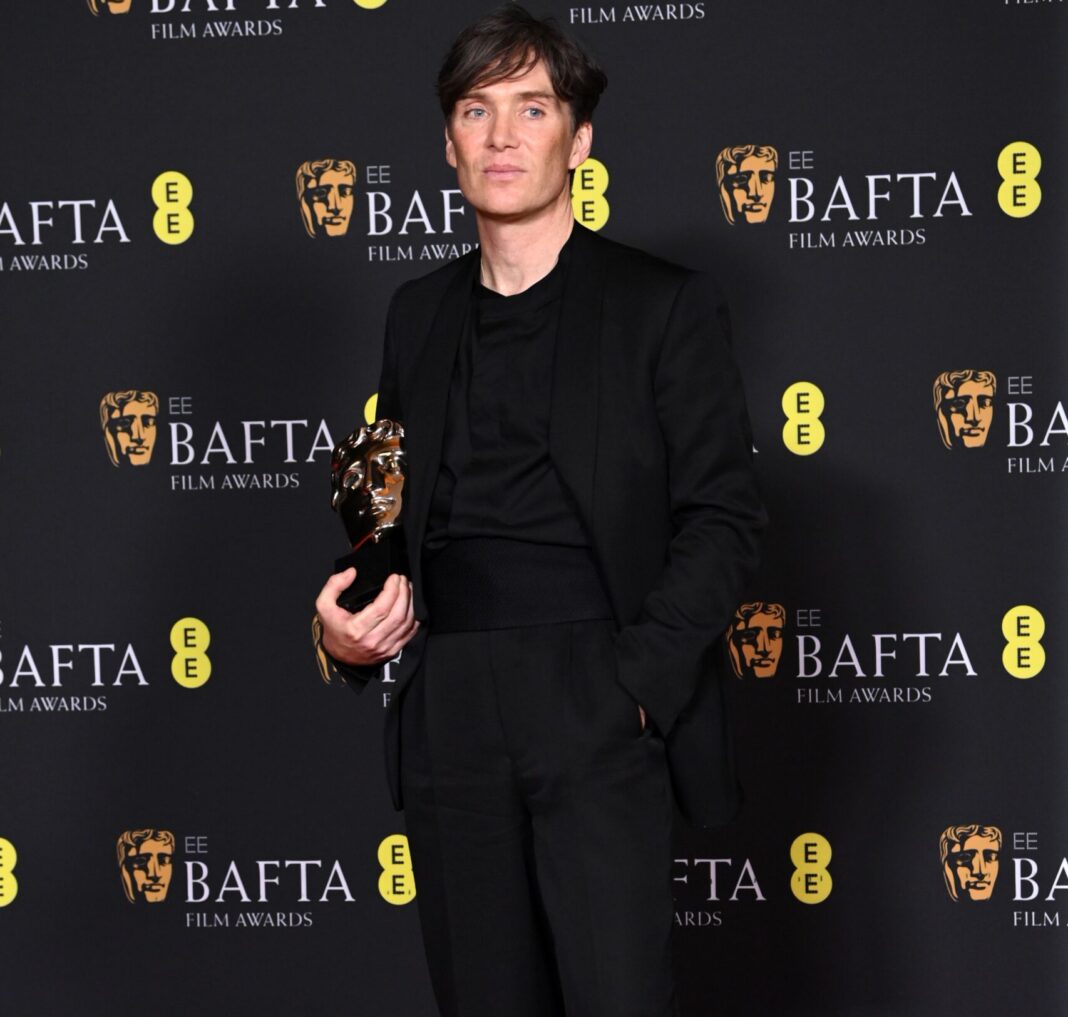 Cillian Murphy with his award for Leading Actor, 